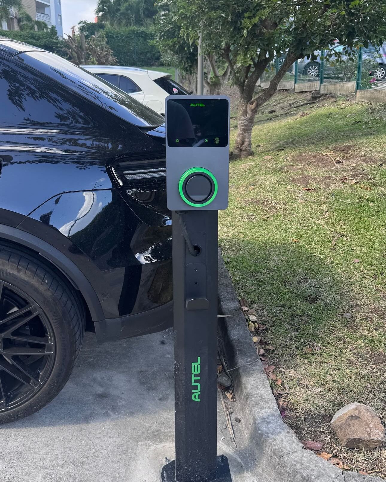 Installation d'une borne de recharge pour véhicule électrique, réalisée par ELEK100FIL en Martinique
