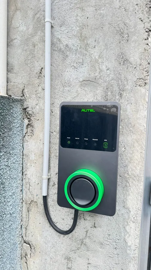 Borne de recharge Autel installée par ELEK100FIL sur un mur extérieur en Martinique